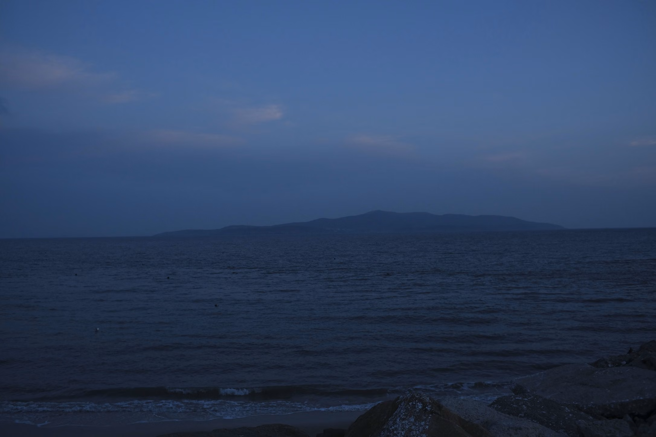 逐渐昏暗的海面